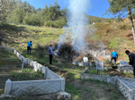 TARAKLI MEZARLIĞINDA BAYRAM TEMİZLİĞİ