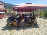 Öğrencilerin kahvaltı ve kitap okuma keyfi