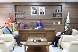 Hacıismailoğlu ve Pilavcı'dan Hayırlı Olsun ZiyaretleriSakarya Uygulamalı Bilimler Üniversitesi Rektörlüğüne yeniden atanan Sn. Prof.Dr. Mehmet Sarıbıyık’a Kaymakam Halis HACIİSMAİLOĞLU ve Başkan Pilavci birlikte hayırlı olsun ziyaretinde bulundu