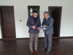 KAYMAKAM HACIİSMAİLOĞLU TADİLATTAN GEÇEN ÖĞRETMEN EVİNDE İNCELEMELERDE BULUNDU