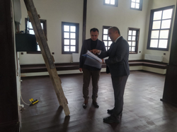 KAYMAKAM HACIİSMAİLOĞLU TADİLATTAN GEÇEN ÖĞRETMEN EVİNDE İNCELEMELERDE BULUNDU