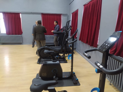 Kaymakam Hacıismailoğlu ve İlçe Milli Eğitim Müdürü Korkmaz spor salonunu inceledi.