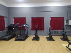 Kaymakam Hacıismailoğlu ve İlçe Milli Eğitim Müdürü Korkmaz spor salonunu inceledi.
