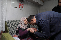 Vali Çetin Oktay Kaldırım'dan Yaşlı Teyze'ye ziyaret