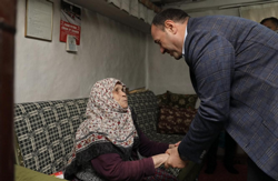 Vali Çetin Oktay Kaldırım'dan Yaşlı Teyze'ye ziyaret