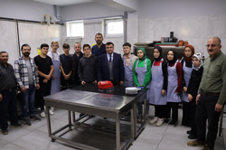 Taraklı ilçesinde öğrenciler 100. yıl pastası kesti.