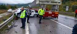 Rüzgar türbini taşıyan tır, altına aldığı 3 aracı metrelerce sürükledi