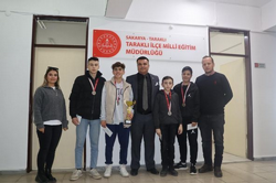TARAKLI İLÇE MİLLİ EĞİTİM MÜDÜRÜ REMZİ YETKİN OKUL SPORLARI GENÇ ERKEKLER MASA TENİSİ TAKIMINI ÖDÜLLENDİRDİ: