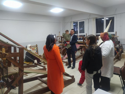 Taraklı Kaymakamı Halis Hacıismailoğlu ve eşi Halk Eğitim Merkezi Bez Dokuma Kursunu Ziyaret Etti