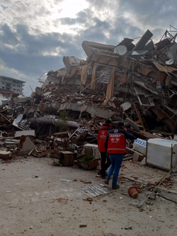 Enkaz altından sağ çıktığı söyleniyor Ama…