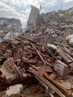 Enkaz altından sağ çıktığı söyleniyor Ama…