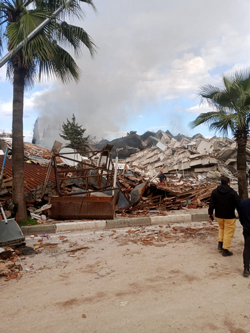 Enkaz altından sağ çıktığı söyleniyor Ama…