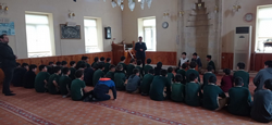 Taraklı İmam Hatip Ortaokulu öğrencileri tarafından depremde hayatını kaybedenler için Mevlit okundu.