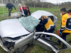 Otomobil ile TIR çarpıştı: 2 ölü, 1 yaralı