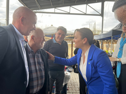 İYİ Parti Sakarya Milletvekili adayı Arzu Akçalışkan Taraklı’da pazar esnafını ziyaret etti