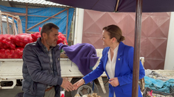 İYİ Parti Sakarya Milletvekili adayı Arzu Akçalışkan Taraklı’da pazar esnafını ziyaret etti