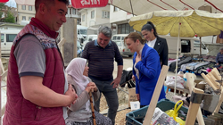 İYİ Parti Sakarya Milletvekili adayı Arzu Akçalışkan Taraklı’da pazar esnafını ziyaret etti