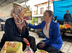 İYİ Parti Sakarya Milletvekili adayı Arzu Akçalışkan Taraklı’da pazar esnafını ziyaret etti
