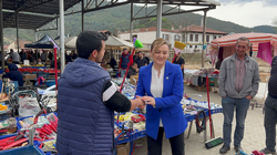 İYİ Parti Sakarya Milletvekili adayı Arzu Akçalışkan Taraklı’da pazar esnafını ziyaret etti