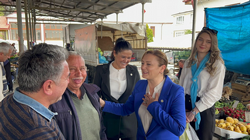 İYİ Parti Sakarya Milletvekili adayı Arzu Akçalışkan Taraklı’da pazar esnafını ziyaret etti
