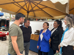 İYİ Parti Sakarya Milletvekili adayı Arzu Akçalışkan Taraklı’da pazar esnafını ziyaret etti
