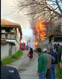 3 katlı ahşap ev kül oldu!