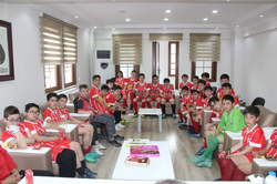 Taraklıspor’un U_13 futbolcularından Taraklı Belediye Başkanı İbrahim Pilavcı’ya Ziyaret