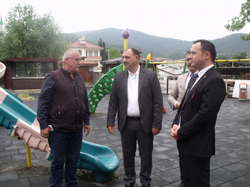 Sakarya Valisi Çetin Oktay Kaldırım, Taraklı'da incelemeler yaptı.