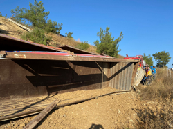 Devrilen TIR'ın şoförü, sıkıştığı yerden güçlükle çıkarıldı