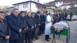 Eski başkandan eşine son görev… Özkaraman ebediyete uğurlandı...