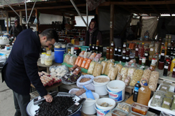 Taraklı Kaymakamı Burak Serttaş Köylü Pazarını Gezdi