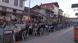 TARAKLI’DA ANKARA CADDESİ’NDE BELEDİYE TARAFINDAN İFTAR SOFRASI KURULDU