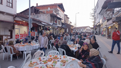 TARAKLI’DA ANKARA CADDESİ’NDE BELEDİYE TARAFINDAN İFTAR SOFRASI KURULDU