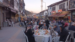 TARAKLI’DA ANKARA CADDESİ’NDE BELEDİYE TARAFINDAN İFTAR SOFRASI KURULDU