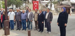 Taraklı'da 23 Nisan Kutlamalarında Çelenk Sunma Töreni Gerçekleştirildi