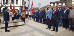 Taraklı'da 23 Nisan Kutlamalarında Çelenk Sunma Töreni Gerçekleştirildi