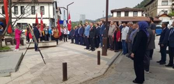 Taraklı'da 23 Nisan Kutlamalarında Çelenk Sunma Töreni Gerçekleştirildi