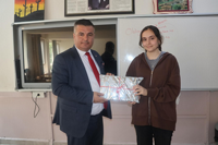 TARAKLI İLÇE MİLLİ EĞİTİM MÜDÜRÜ REMZİ YETKİN'DEN DURU AYDEMİR'E TEBRİK VE HEDİYE