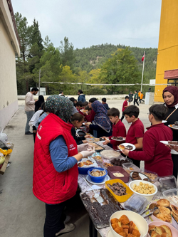 Taraklı İmam Hatip Ortaokulu’ndan “ÇEDES Gazze İçin Seferber” Kermesi
