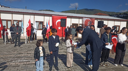 Dereceye giren öğrencilere ödülleri, verildi.