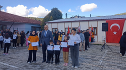 Dereceye giren öğrencilere ödülleri, verildi.