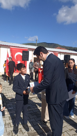 Dereceye giren öğrencilere ödülleri, verildi.