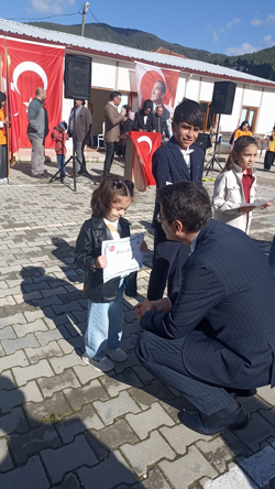 Dereceye giren öğrencilere ödülleri, verildi.