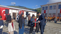 Dereceye giren öğrencilere ödülleri, verildi.