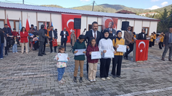 Dereceye giren öğrencilere ödülleri, verildi.