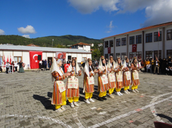 Bayram Coşkusu Taraklı’da Halk Oyunlarıyla Renklendi