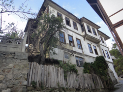 Bir Vefa Borcu;Hattat Saim Özel’in Evi Yaşasın
