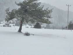 Kar Yağışı Karagöl Yaylası’nı Beyaza Bürüdü