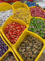 Rengarenk şekerler tezgahlarda: