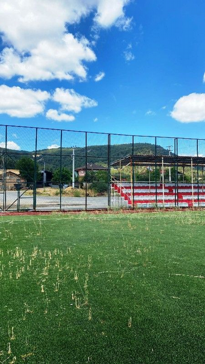 Saha otlarla kaplandı, tribünler harap, gençler futbol oynamak için çözüm bekliyor